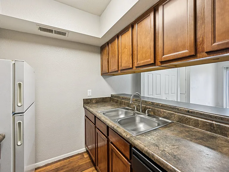 Sycamore Square Apartments — Photo 20
