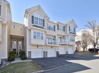84 Lakeview Ct, Pompton Lakes, NJ 07442