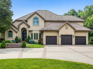 2530 Briarwood Ln, Hutchinson, KS 67502