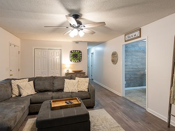 3rd image of 979 Parkview Dr