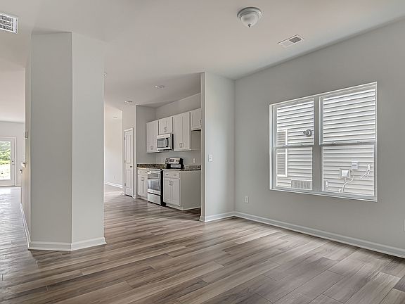 3rd image of 687 Circle Dr