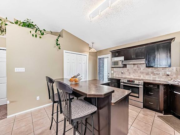 4th image of 257 Heritage Cres W