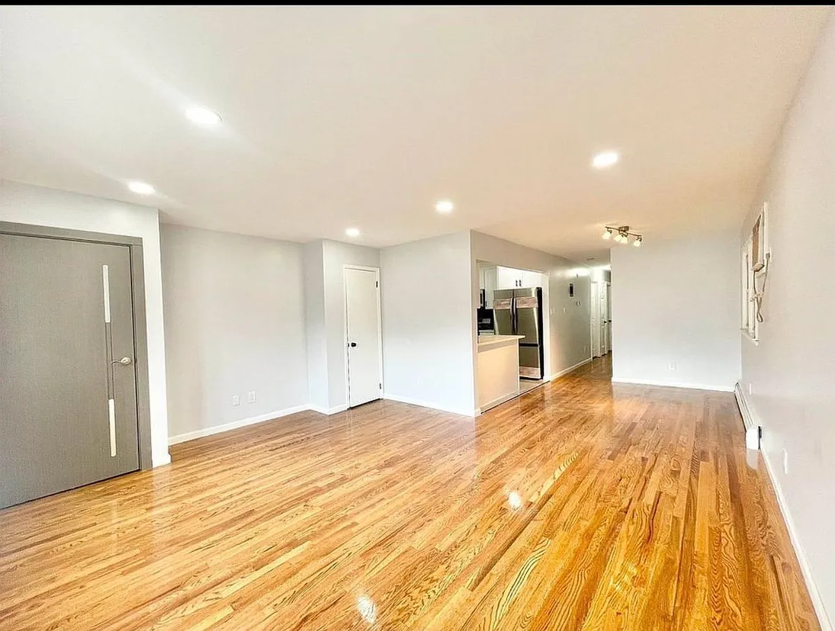 Building Photo - 13 Silver St #2