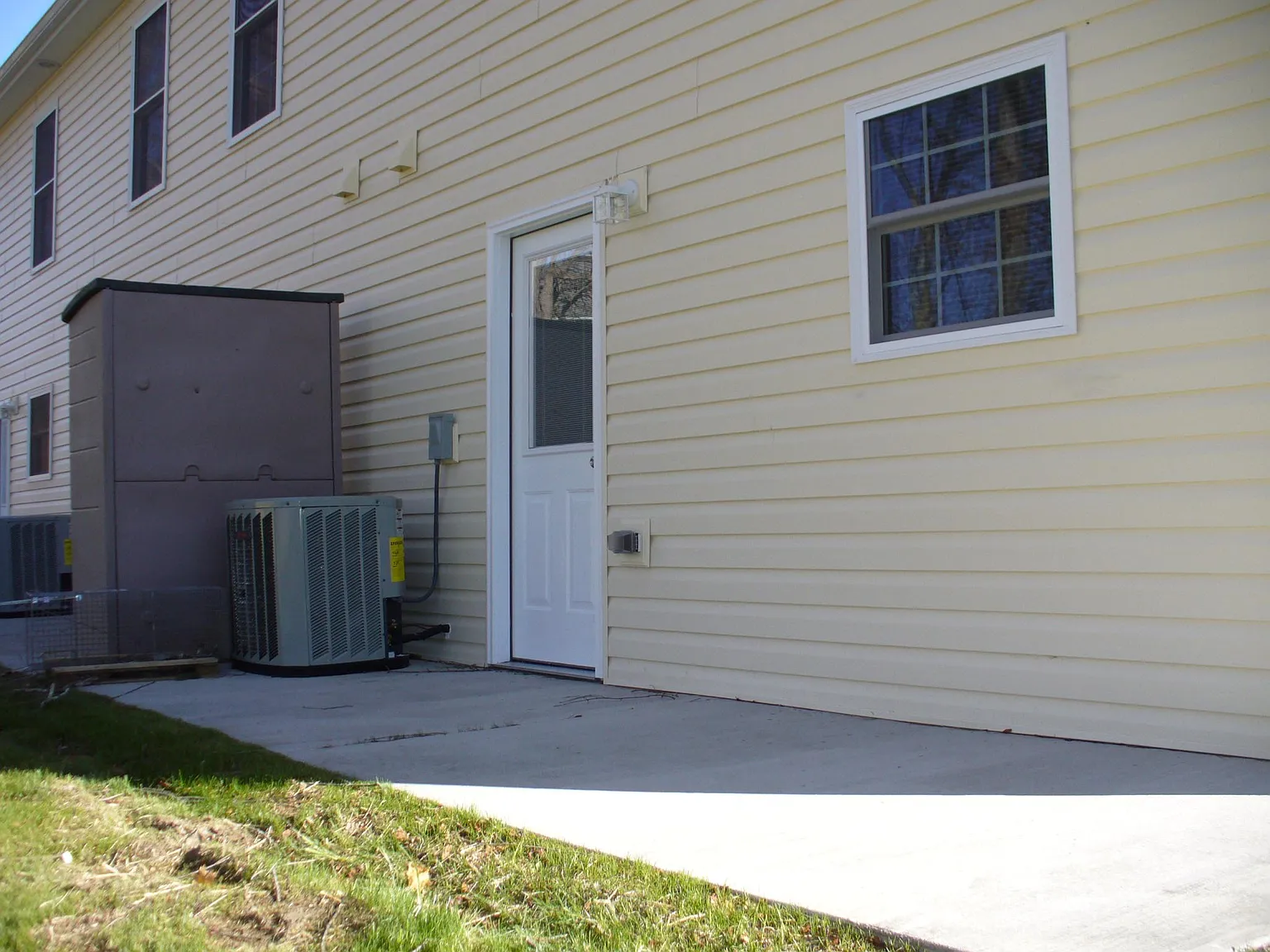 3 bed, 1.5 bath, 1250 sqft, $1,350 — Photo 2