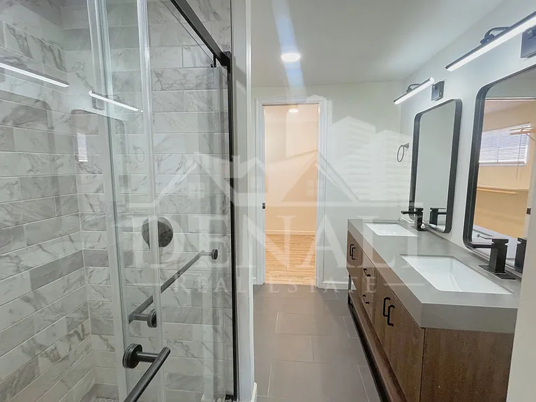 2401 E Meadowbrook Ave — Photo 18