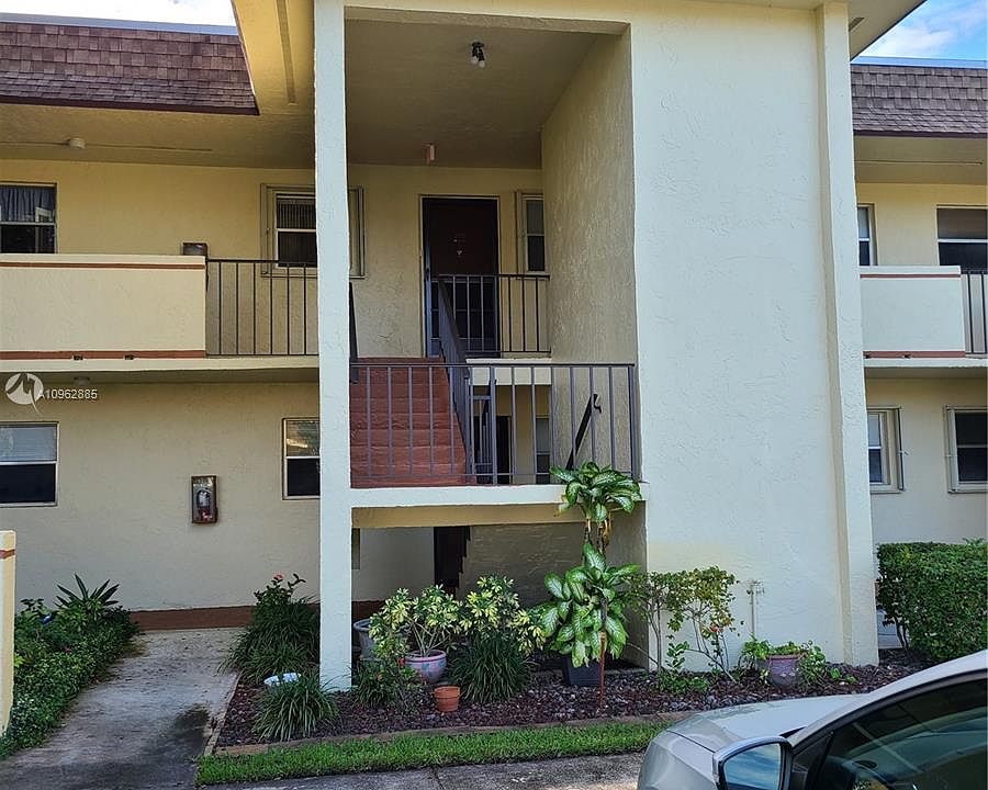 1st image of 5525 Lakewood Cir N APT 212