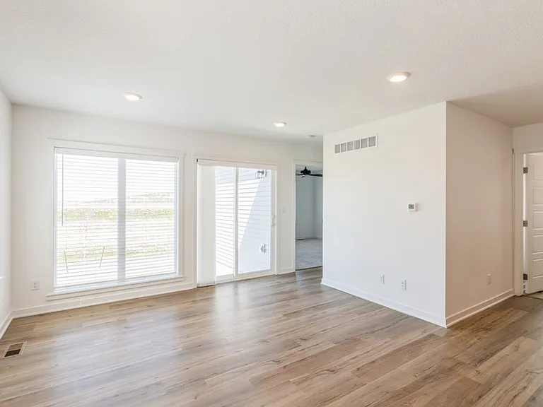 1241 NW Yorktown Dr — Photo 2