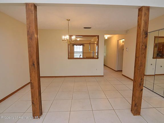 3rd image of 909 Candlebrook Ln