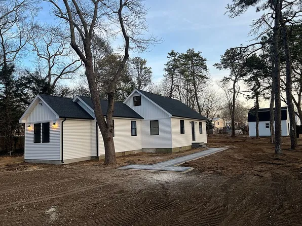 42 Hawthorne St, Selden, NY 11784