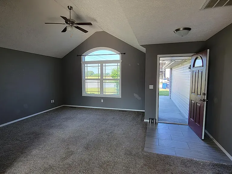100 Hawthorn Ave — Photo 6