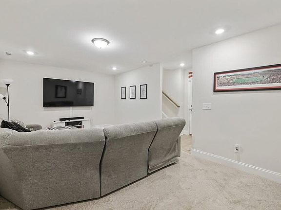 4th image of 362 Savoy Loop