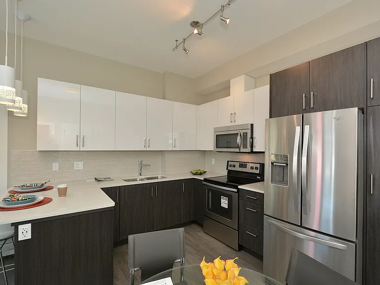 2110 Centre St N — Photo 8