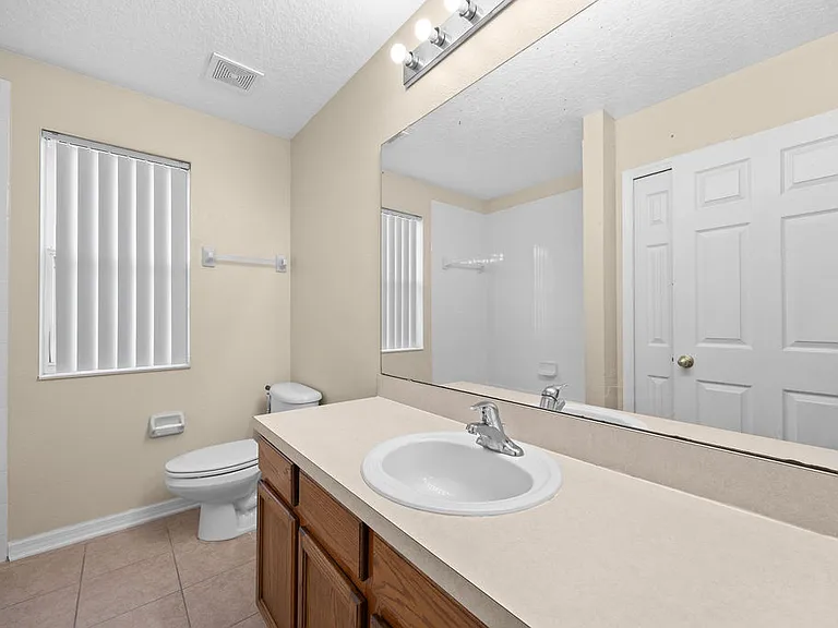 2nd floor full bathroom