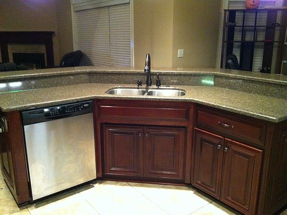 Island kitchen w/bar