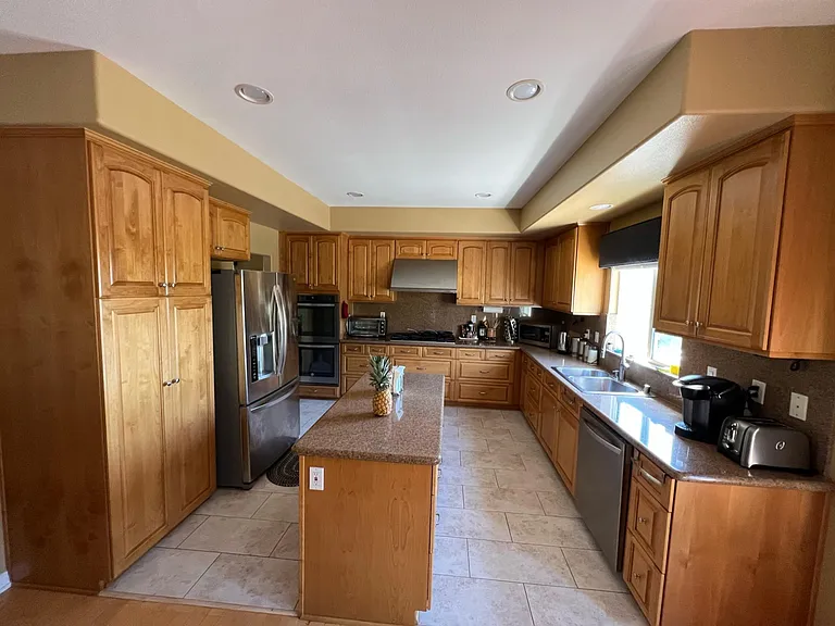 Spacious kitchen, maple cabinets, granite countertops