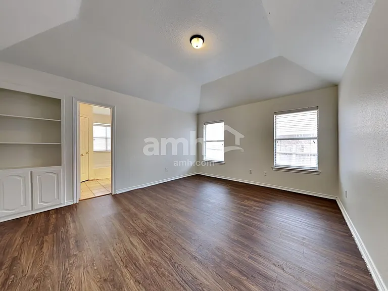 1082 Springhill Dr — Photo 9