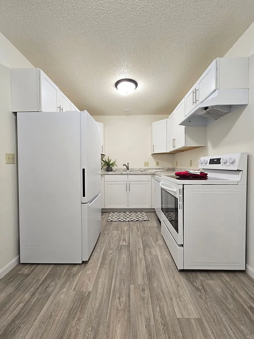 Park Apartments - 503 — Photo 2