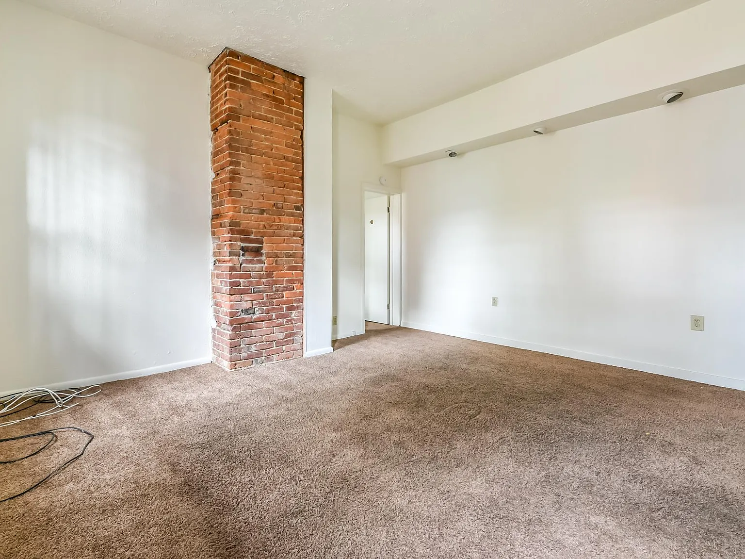 3 bed, 1000 sqft, $1,895 — Photo 3