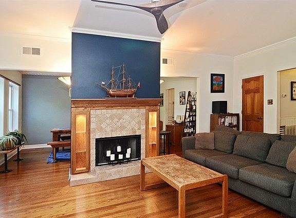3rd image of 1041 W Glenlake Ave APT 2