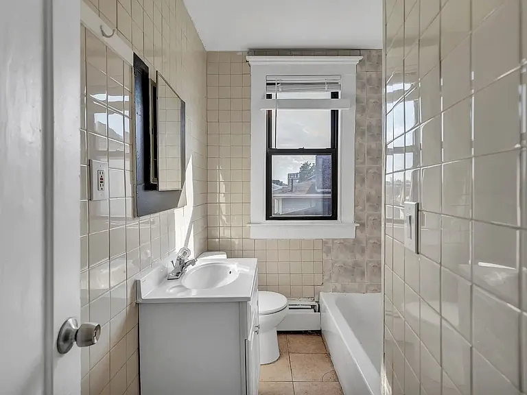 33 Howe St #3R — Photo 18