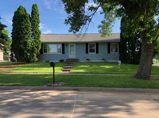 1000 Cress Pkwy, Hiawatha, IA 52233