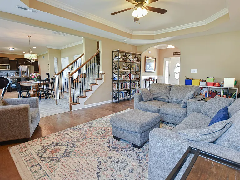 1016 Meadowview Ln — Photo 4
