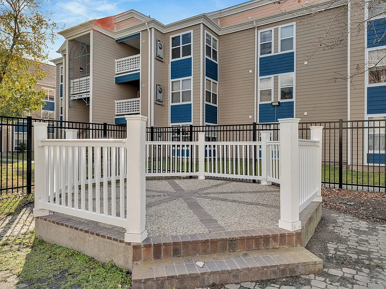 Woodlake Apartments — Photo 37