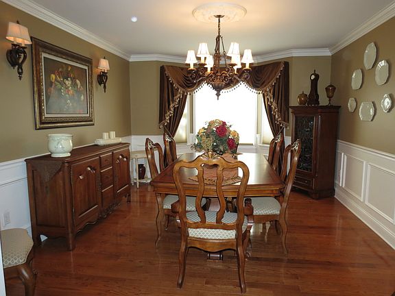 DINING ROOM W/ FRENCH DRS, BRUCE HWD FLRS, CUSTOM MOULDING