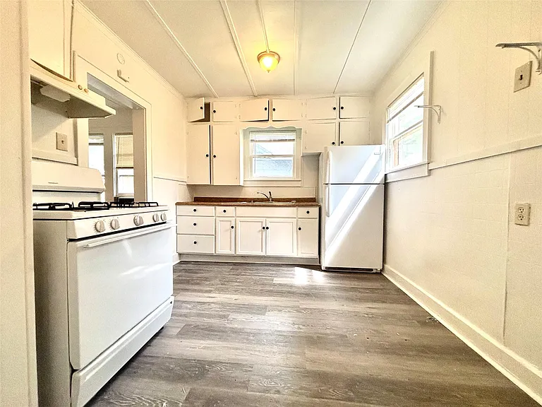 1203 Leona St — Photo 9
