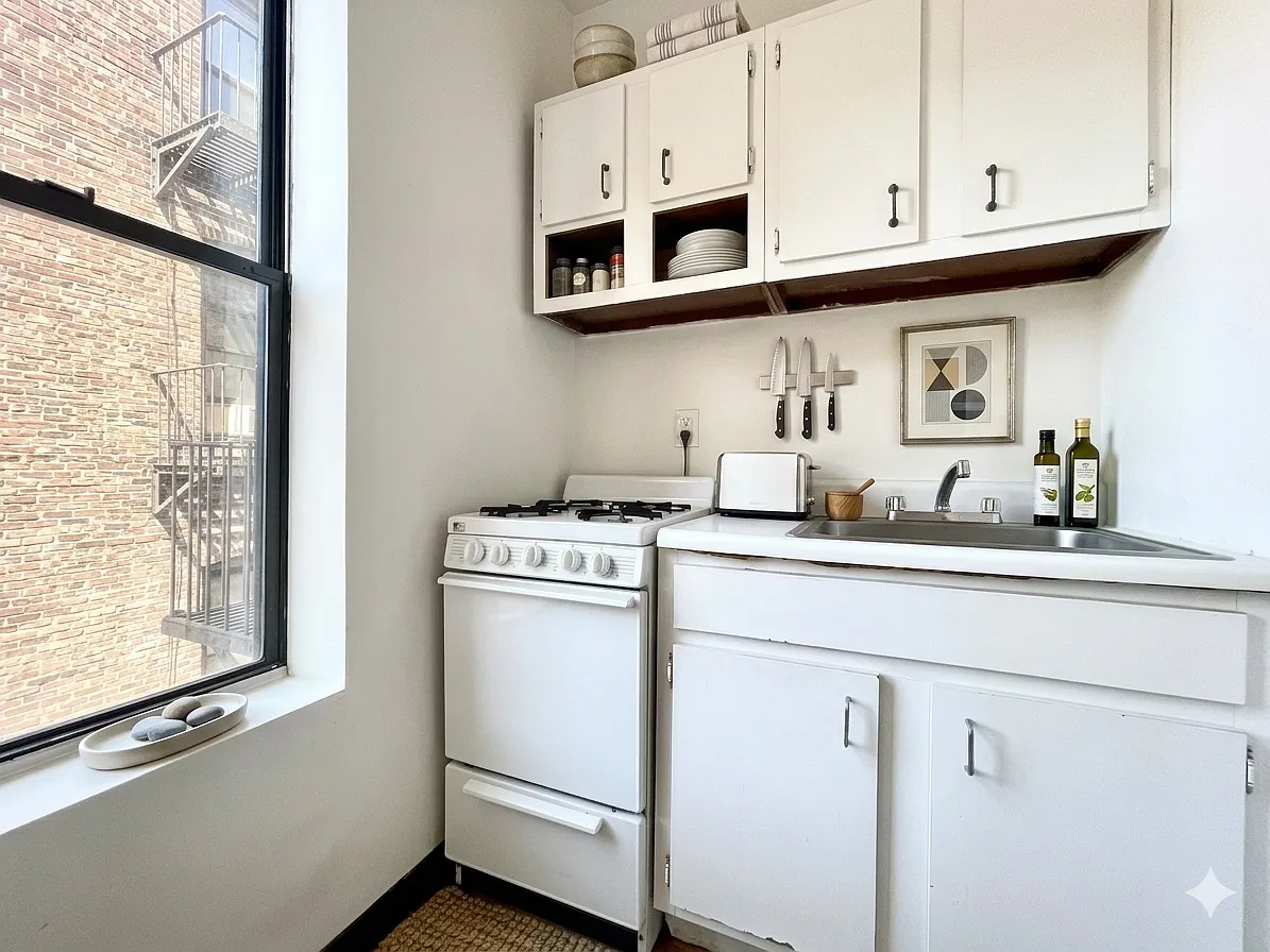 Building Photo - 328 E 14th St #31