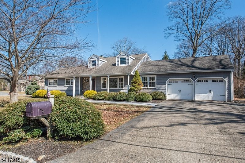 1st image of 2 Chestnut Hill Rd