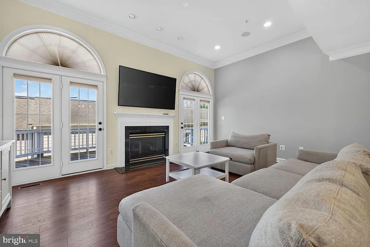 3 bed, 3.5 bath, 2442 sqft, $3,200 — Photo 3