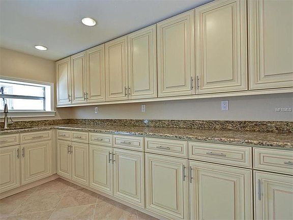 WET-BAR CONNECTED TO LARGE 2ND FAMILY ROOM