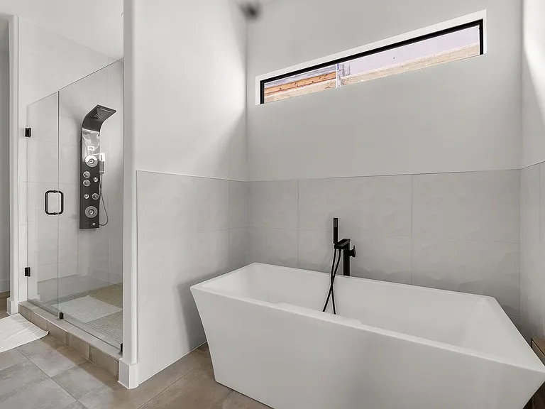 512 Avenue L — Photo 14