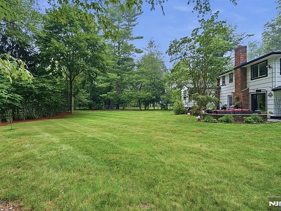 4th image of 44 Northrop Ln
