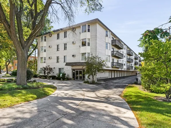 8232 Niles Center Rd APT 304, Skokie, IL 60077
