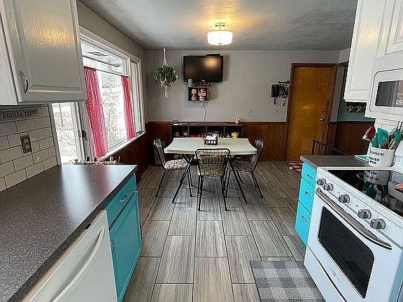5th image of 2627 Holiday Ln