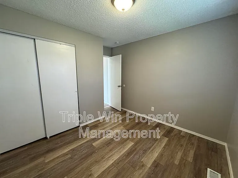 513 Coachway Ln — Photo 29