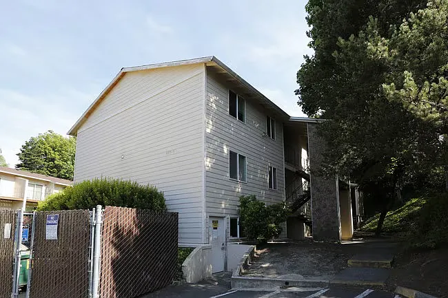 Charbern Apartments — Photo 60