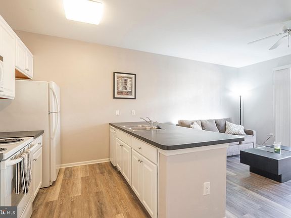 4th image of 154 Bridge St APT A