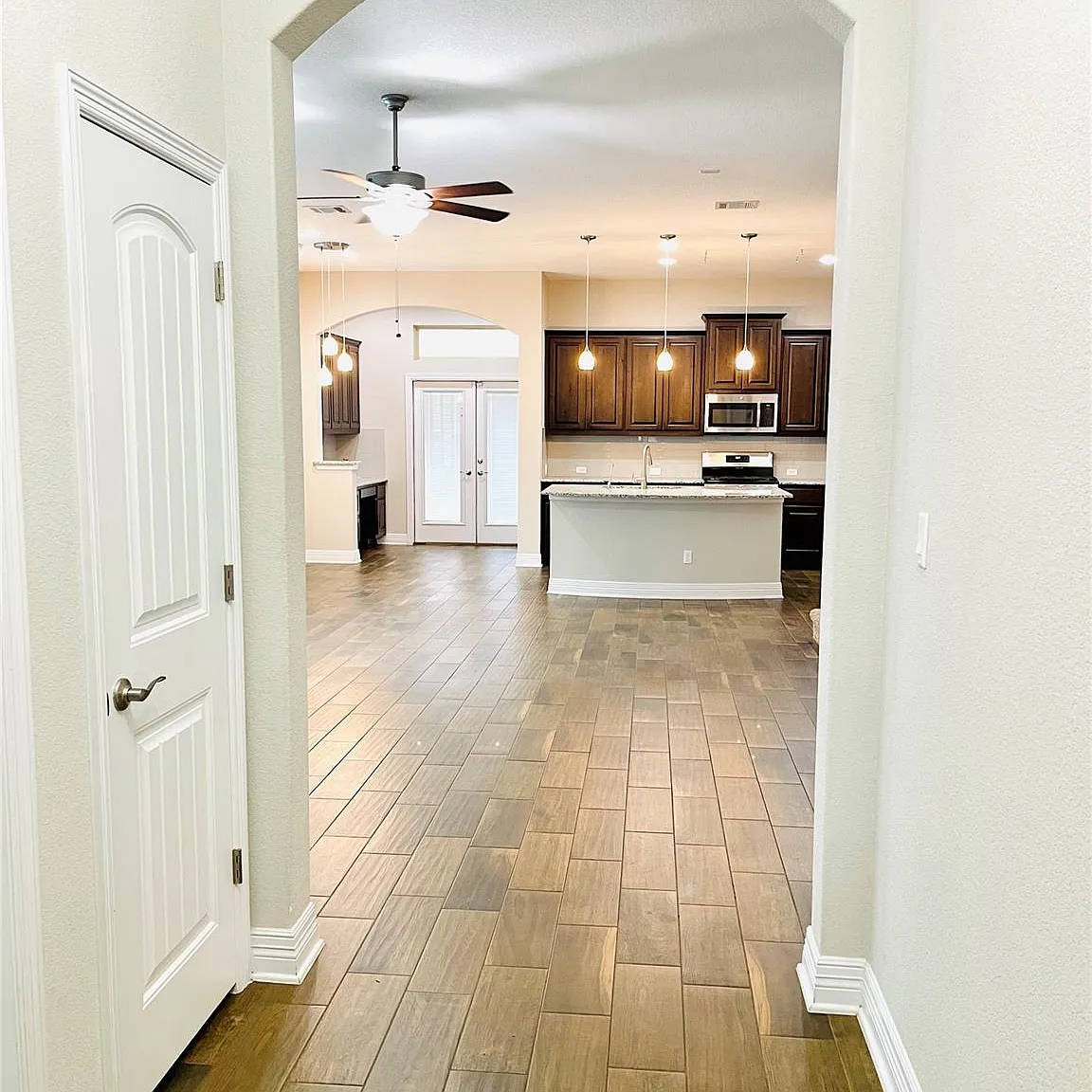 3 bed, 2.5 bath, 2367 sqft, $2,300 — Photo 3