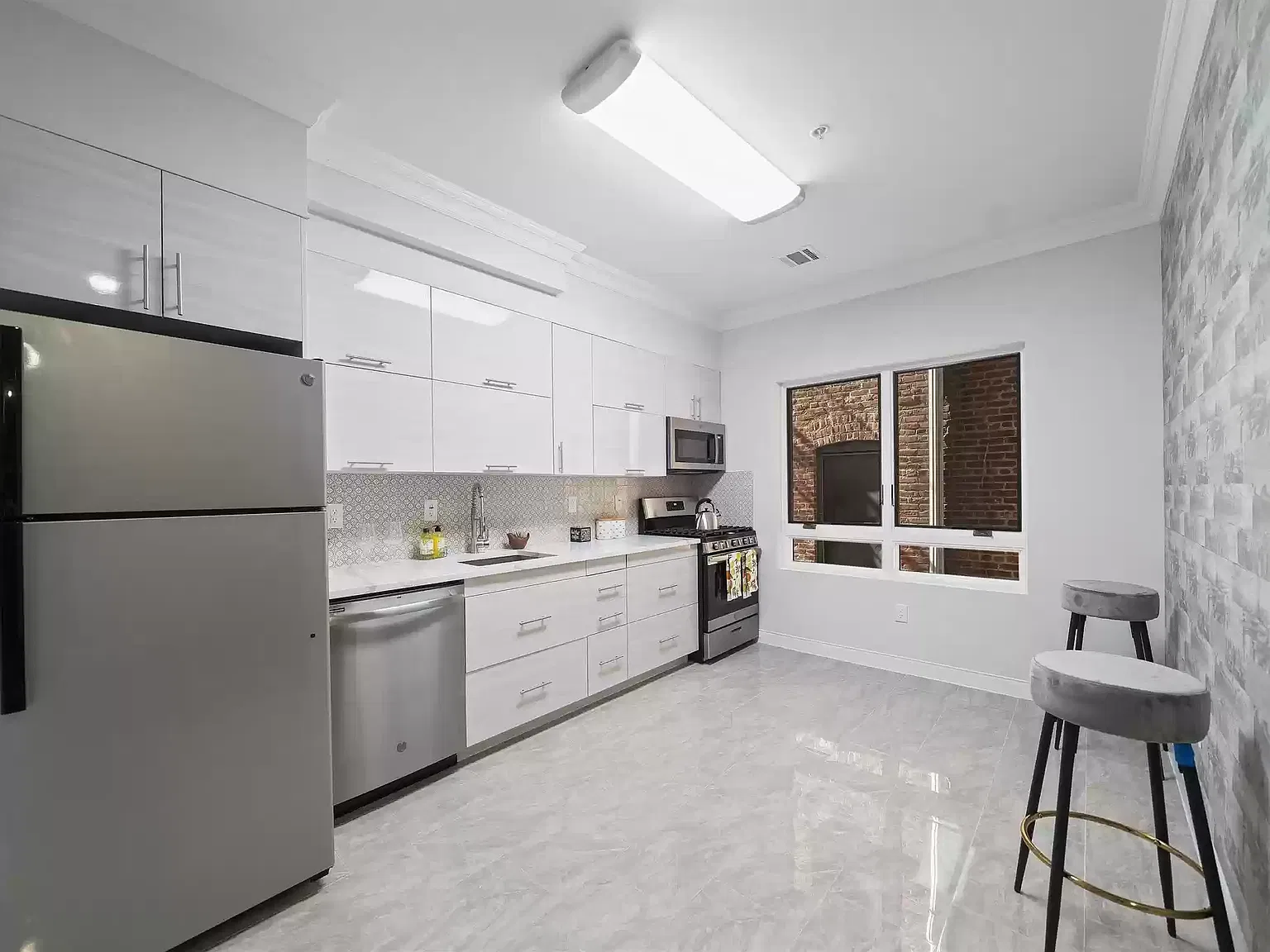 186 Kensington Ave — Photo 2