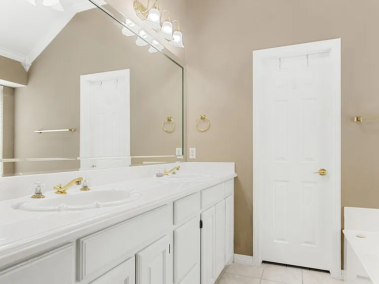 118 W Greenbriar Ln — Photo 26