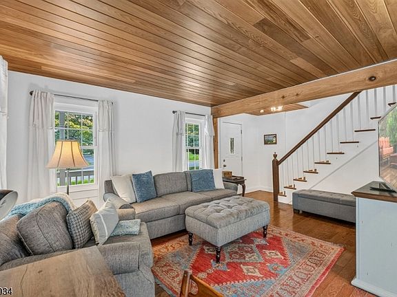 4th image of 693 Amwell Rd