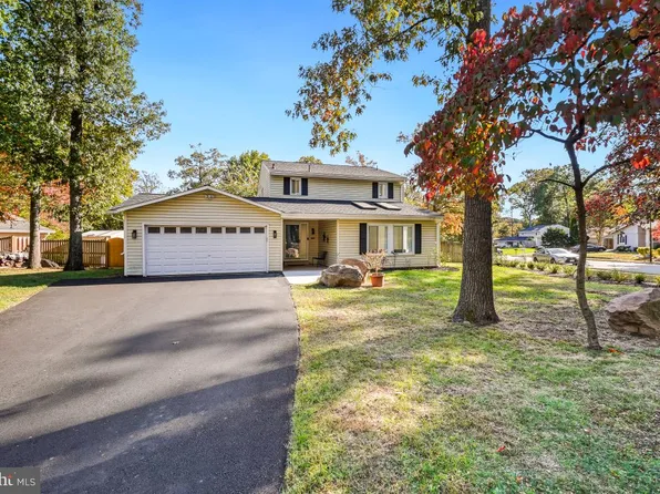 1527 Hiddenbrook Dr, Herndon, VA 20170