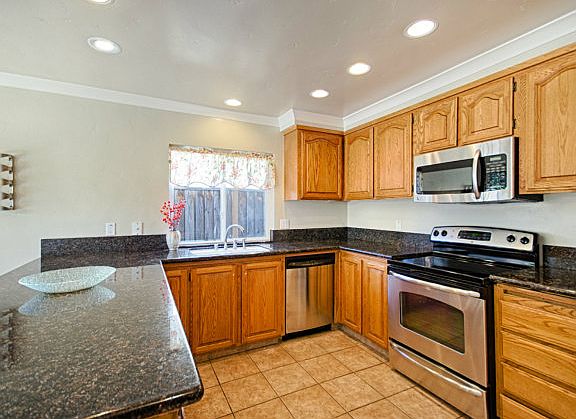 3rd image of 35 Chatham Ct