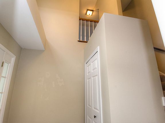 4th image of 272 Ashbury Ln E