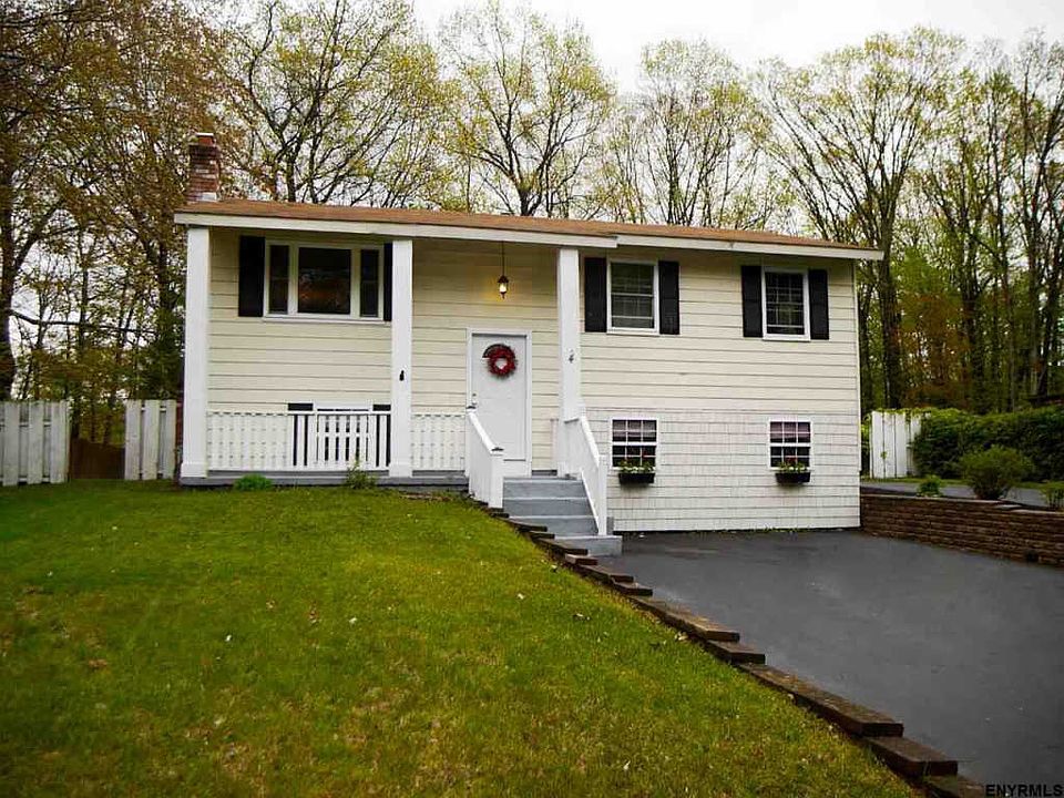 1st image of 4 Holly Dr