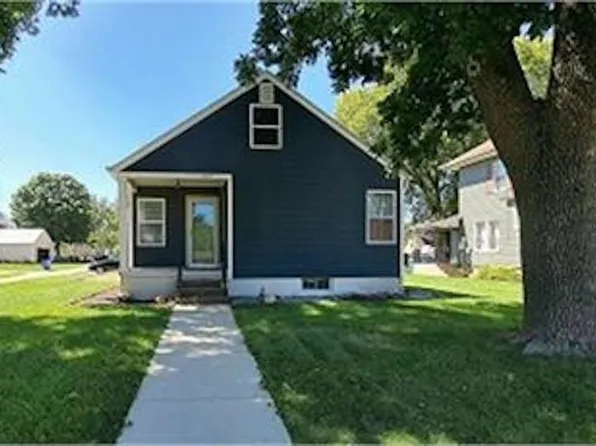 107 Grant St NW, Cascade, IA 52033