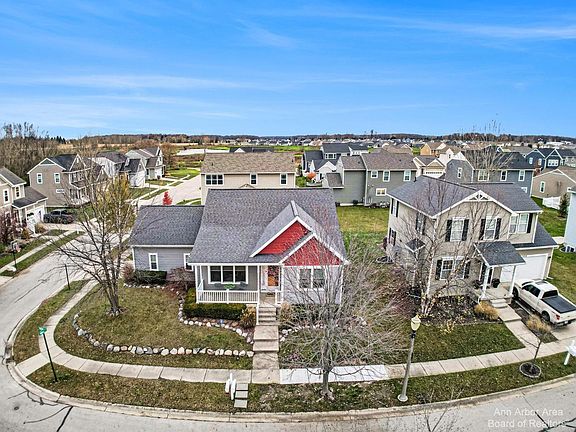2nd image of 696 Phoebe Ln